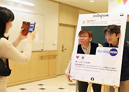 2019年度学園祭でインスタグラム風パネルで記念撮影の様子