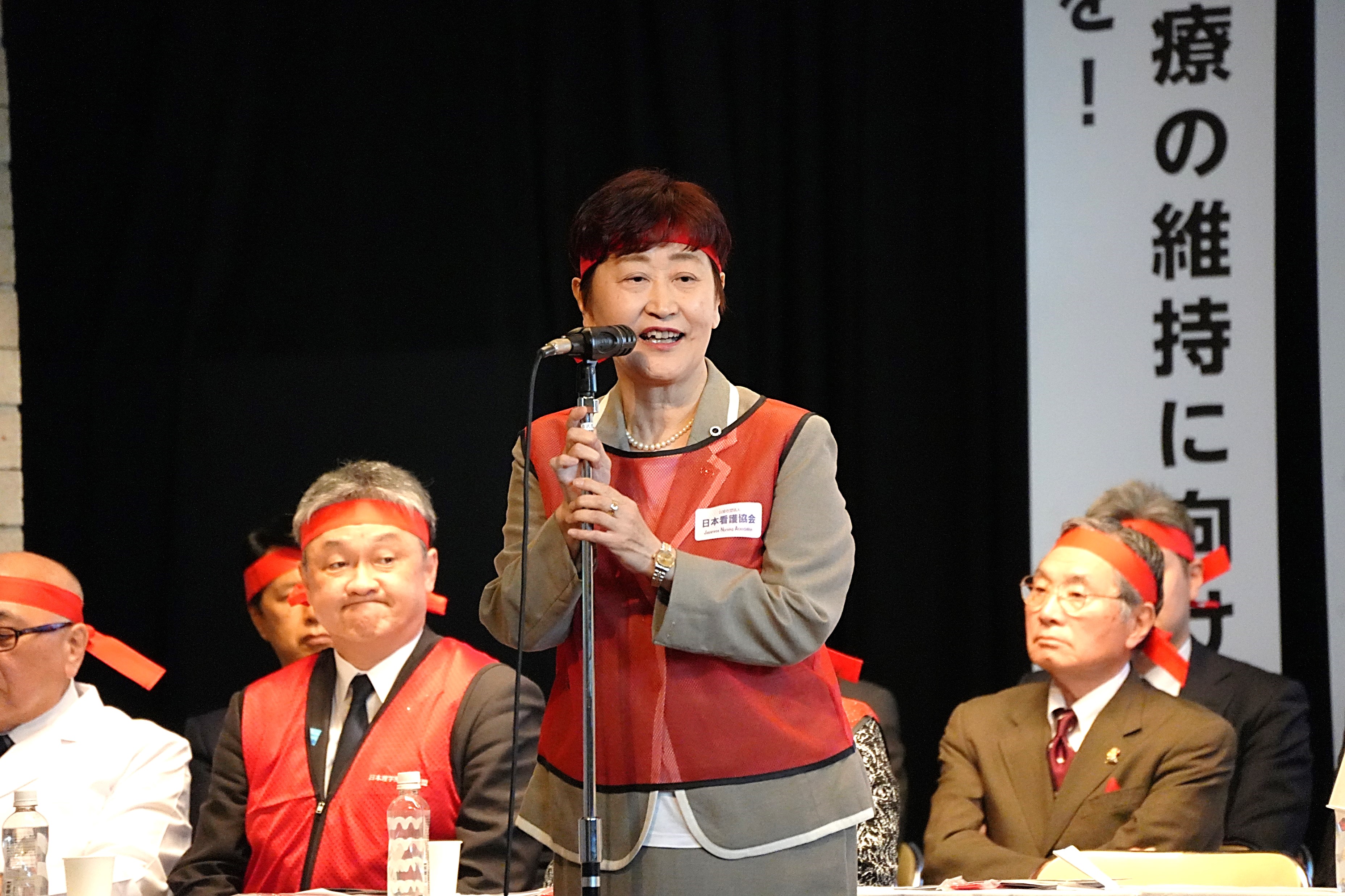 決意表明をする高橋会長(中央)