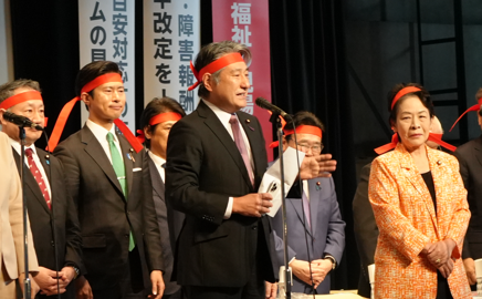 提言の決議を採る石田議員(中央)