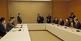 総理官邸での意見交換の様子