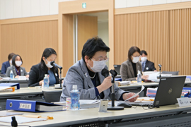 理事会で挨拶をする福井会長の画像