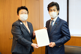 田村大臣に要望書を手渡す福井会長の画像
