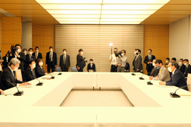 福井会長らが菅総理との意見交換している画像