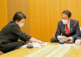 福井会長が岸田首相に看護職の処遇改善について説明する様子