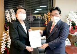 後藤厚労大臣に要望書を手渡す福井会長様子