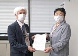 福井会長が谷局長に要望書を手渡す様子