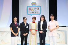 岡田結実さん・現役看護職・看護学生で記念写真