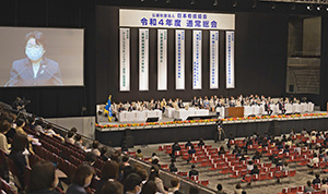 通常総会で挨拶する福井会長の画像