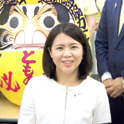 当選時の友納理緒氏の画像