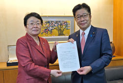 加藤大臣に要望書を渡す福井会長の画像