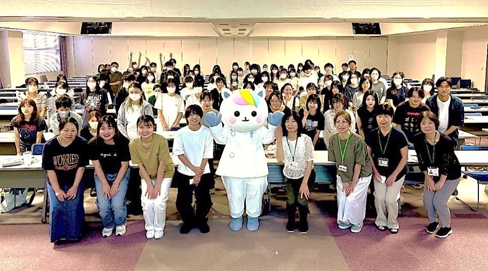 会長と新人看護職の皆さま、かんごちゃんを囲んで